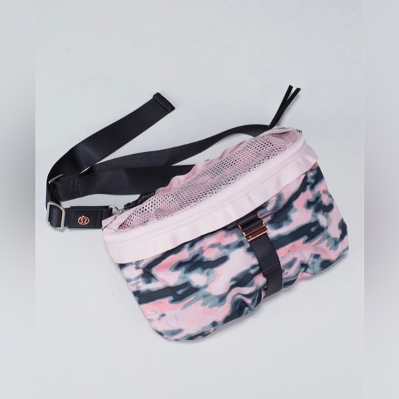 🦄 RARE HTF 🦄 Lululemon Go Lightly Bag Wamo Camo Barely Pink / Deep Coal - Picture 2 of 16